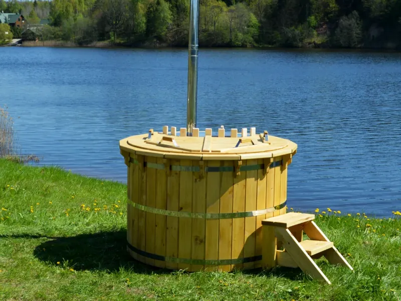 Grenenhouten hottub met interne kachel aan de oever van een meer