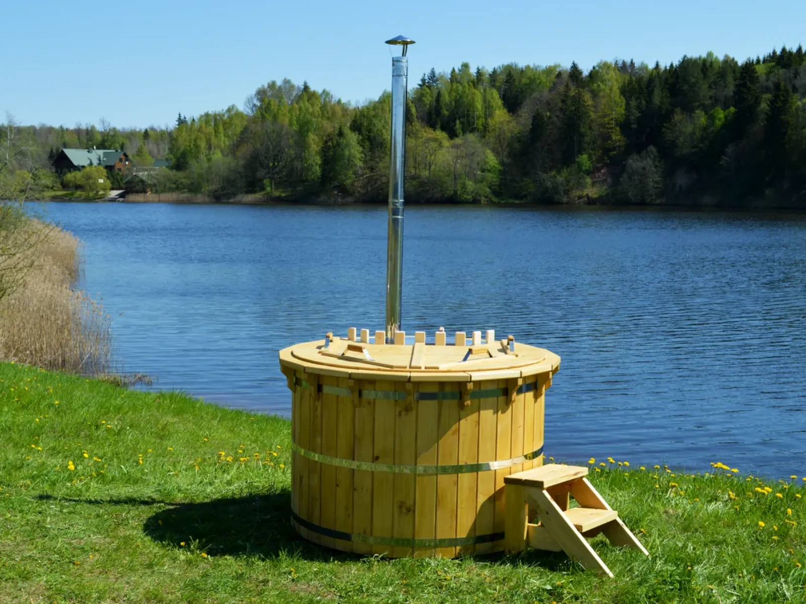 Houtgestookte hottub met rvs rookkanaal aan de oever van een meer